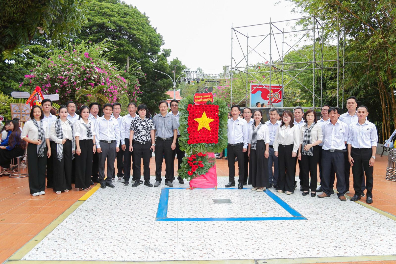 Đ/c Phạm Trung Kiên - Phó Bí thư Đảng ủy, Đ/c Phạm Thị Quế MInh - Đảng ủy viên  và Tập thể Đảng viên Chi bộ 06 chuẩn bị dâng hoa tại Công viên Văn hóa Lê Thị Riêng